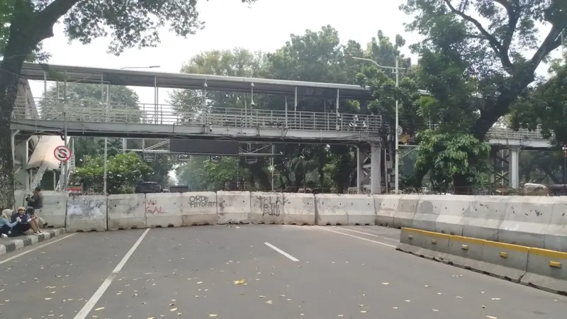 Ruas jalan Medan Merdeka Barat mengarah ke Istana Merdeka, Jakarta Pusat, ditutup akibat adanya aksi massa dari sejumlah pengemudi ojek online (ojol).