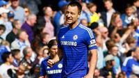 Bek Chelsea, John Terry merayakan selebrasi usai mencetak gol ke gawang Liverpool saat Laga Liga Premier Inggris di Stamford Bridge,  Minggu (10/5/2015). Chelsea bermain imbang 1-1 atas Liverpool.(Reuters/Eddie Keogh)