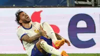 Pemain Timnas Prancis, Theo Hernandez mengerang kesakitan. (ROMAIN PERROCHEAU / AFP)