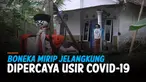 DIPERCAYA USIR COVID-19, WARGA PASANG BONEKA MIRIP JELANGKUNG
