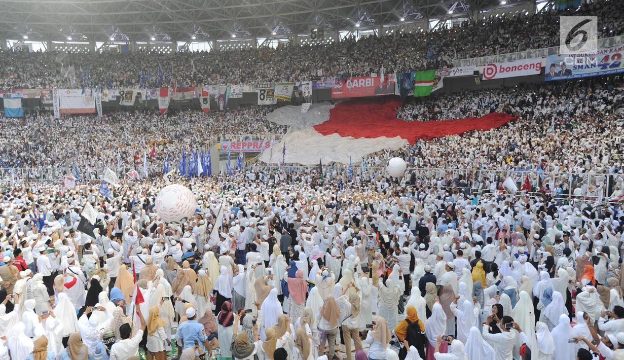 Massa kampanye akbar Pasangan capres-cawapres nomor urut 02 Prabowo Subianto - Sandiaga Uno memadati Stadion Utama Gelora Bung Karno (SUGBK), Senayan, Jakarta, Minggu (7/4/2019). Sebagian besar simpatisan kompak menggunakan pakaian putih-putih. (merdeka.com/Arie Basuki)