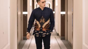 Gaya Rezky Aditya Pakai Batik, Gagah Banget
