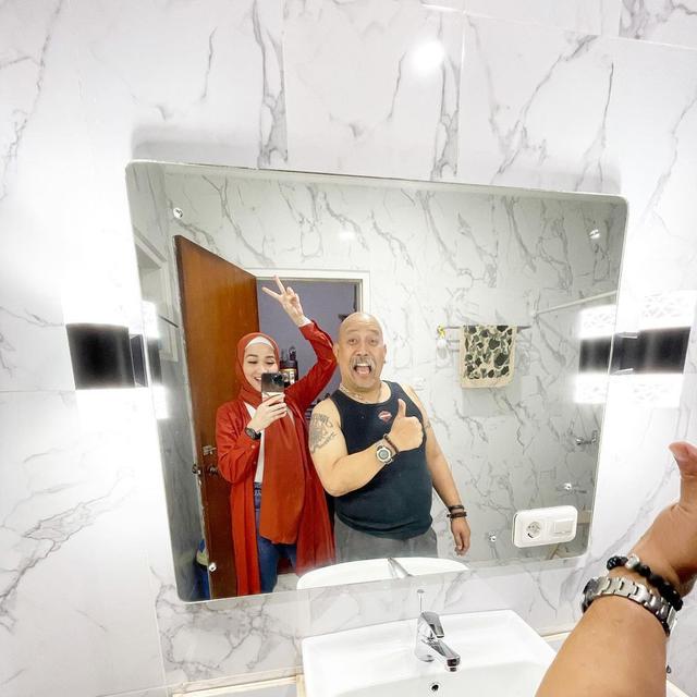 6 Potret Indro Warkop Bareng Putrinya Hada Kusumonegoro, Penuh Kehangatan