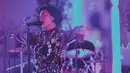 Bakat bermusik dari Indra lesmana nampaknya menurun pada putrinya, Eva Celia. Membawakan lagu berjenis R&B, jazz ataupun fusion, penampilan Eva Celia saat bernyanyi selalu memukau para penggemarnya. (Liputan6.com/IG/@evacelia)