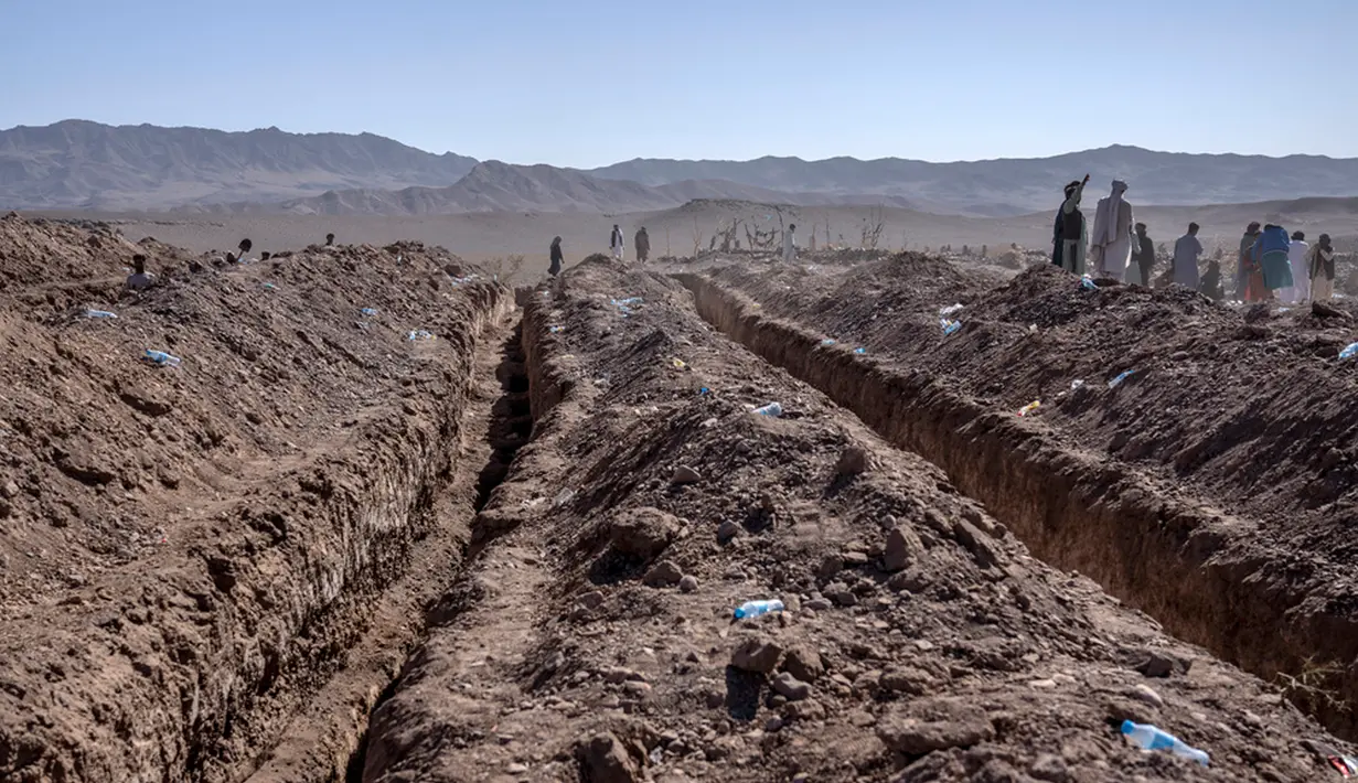Korban gempa magnitudo 6,3 yang mengguncang Afghanistan kembali bertambah. (AP Photo/Ebrahim Noroozi)