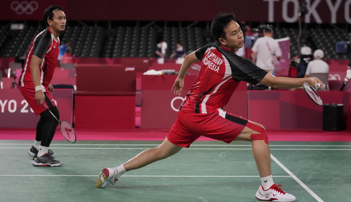 Memasuki gim kedua, Hendra Setiawan/Mohammad Ahsan tetap dengan pola permainan seperti di gim pertama. Mereka tetap tampil agresif untuk menutup ruang lawan yang berusaha menyerang balik. (Foto: AP/Dita Alangkara)