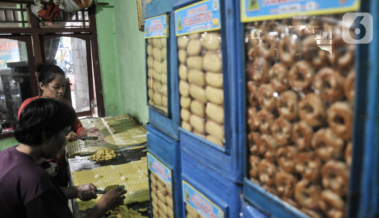 Pekerja saat menyelesaikan produksi kue kering di industri rumahan Pusaka Kwitang, Jakarta, Kamis (6/4/2023). (merdeka.com/Iqbal S Nugroho)