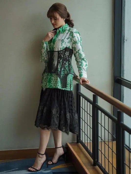Mawar juga tampil modern dengan kemeja batik lengan panjang dipadukan korset hitam yang serasi dengan roknya dari Wilsen Willim. [@mawar_eva]