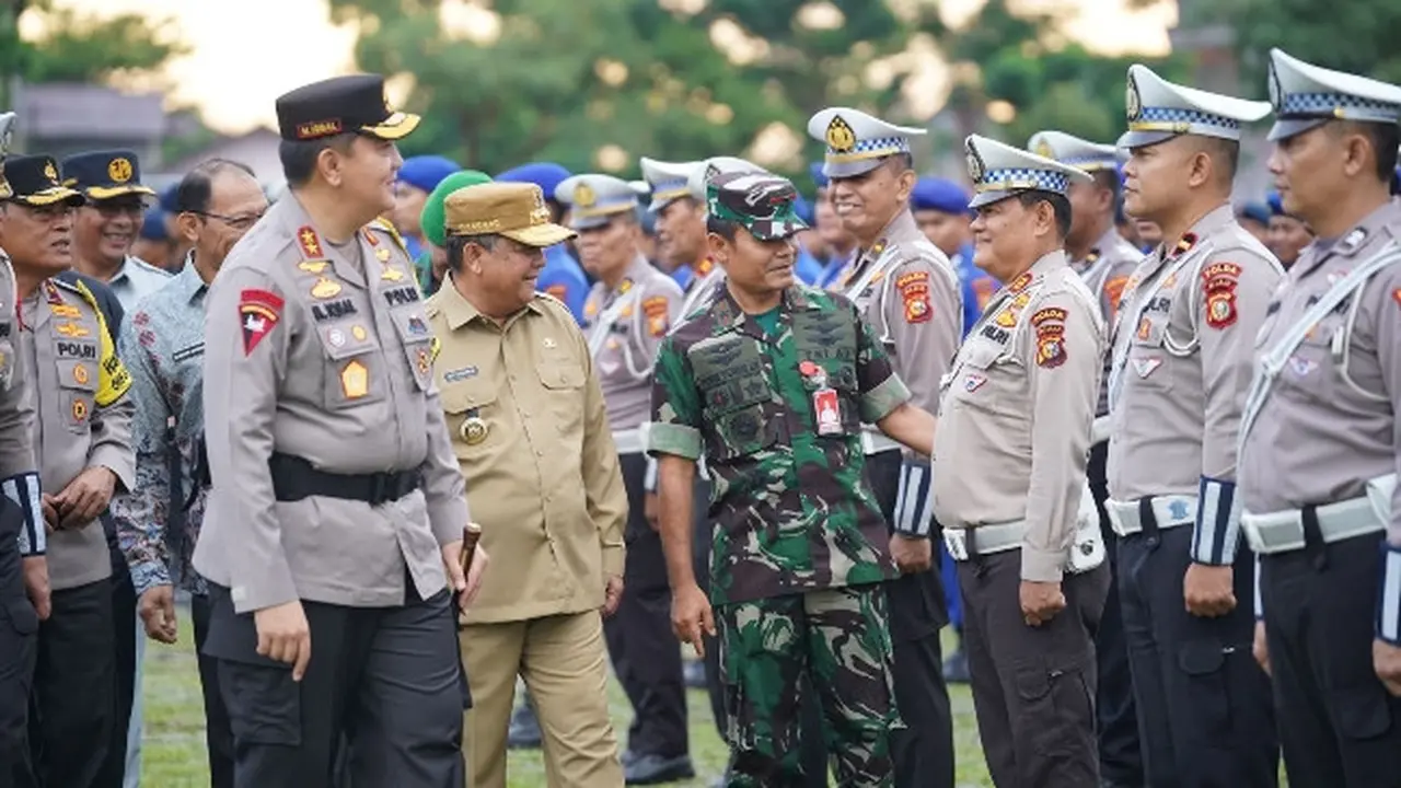 Kapolda Riau Irjen Mohammad Iqbal dan pejabat lainnya mengecek pasukan yang melaksanakan Operasi Lilin Lancang Kuning.