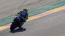 Pebalap Movistar Yamaha, Valentino Rossi, memacu keceparan saat sesi latihan MotoGP Aragon di Sirkuit Aragon, Spanyol, Sabtu (21/9/2018). Pada sesi latihan ini, pria Italia itu hanya menduduki posisi kesembilan. (AFP/Jose Jordan)