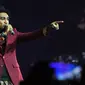 Glenn Fredly menggelar konser Menanti Arah di Istora Senayan, Jakarta, Sabtu (17/10/2015). Glenn membagi perjalanan berkariernya selama 20 tahun kepada para penonton. (Liputan6.com/Faisal R Syam)