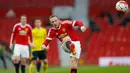 Wayne Rooney saat menendang bola saat pertandingan liga Inggris U-21 melawan Middlesbrough di Old Trafford, (11/4). Wayne Rooney harus bermain dengan MU U-21 dikarenakan usai mengalami cedera beberapa waktu lalu. ( Reuters / Andrew Boyers)