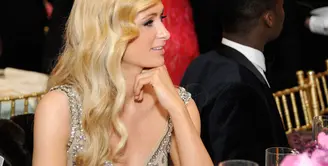 Siapa tak kenal Paris Hilton, selebriti papan atas dunia yang selalu tampil mewah dimanapun dia berada. Pada hari Rabu (28/9) lalu, Paris terlihat menyusuri London dengan Jaket Bomber hitam bermotif bunga dan serangga. (AFP/Bintang.com)