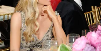 Siapa tak kenal Paris Hilton, selebriti papan atas dunia yang selalu tampil mewah dimanapun dia berada. Pada hari Rabu (28/9) lalu, Paris terlihat menyusuri London dengan Jaket Bomber hitam bermotif bunga dan serangga. (AFP/Bintang.com)