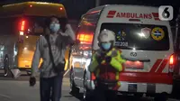 Sejumlah mobil ambulans berjalan di luar RS Darurat Wisma Atlet, Jakarta, Selasa (22/6/2021). Bertepatan dengan HUT ke-494 DKI Jakarta, ada peningkatan kasus COVID-19 yang sudah memasuki fase kritis. (merdeka.com/Imam Buhori)