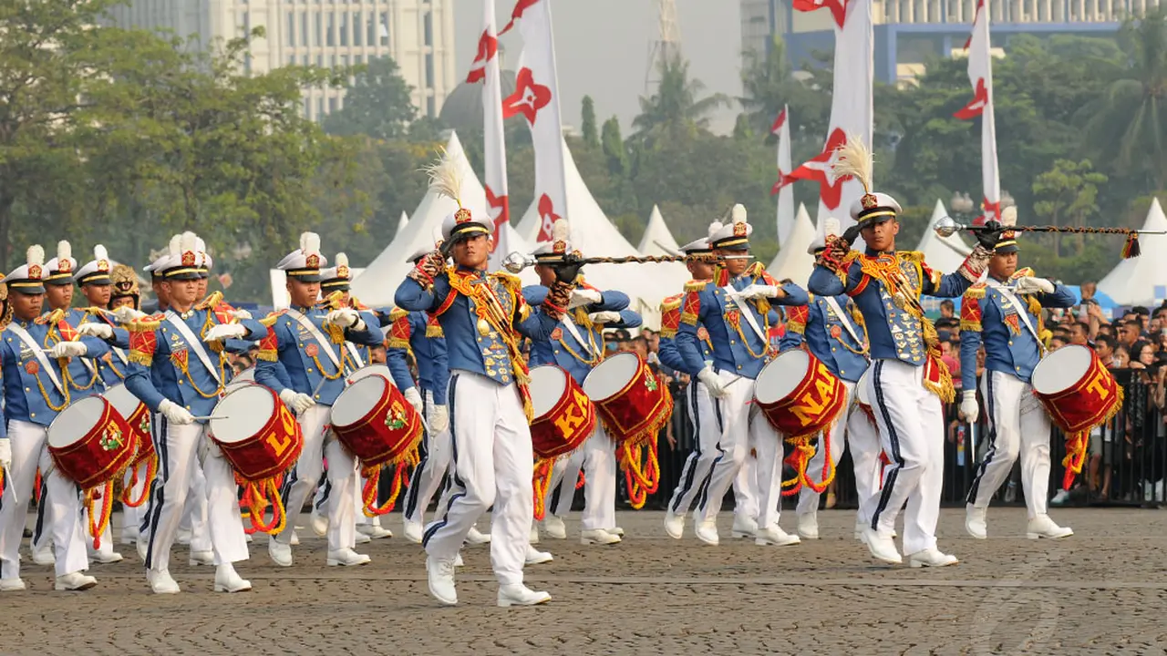 Marching Band Taruna Akmil Pukau Warga Jakarta
