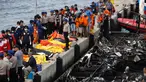 Petugas kepolisian bersama Tim SAR gabungan bersiap mengevakuasi kantong jenazah berisi penumpang kapal Zahro Express yang terbakar, di Pelabuhan Muara Angke, Minggu (1/1). Sedikitnya 23 orang tewas dan 17 lainnya masih hilang. (REUTERS/Darren Whiteside)
