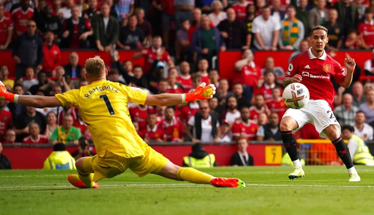 Pemain Manchester United Antony (kanan) mencetak gol ke gawang Arsenal pada pertandingan sepak bola Liga Premier Inggris di Stadion Old Trafford, Manchester, Inggris, 4 September 2022. Manchester United menang atas Arsenal dengan skor 3-1. (AP Photo/Dave Thompson)