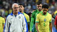 Ekspresi kekecewaan pelatih Timnas Brasil, Dorival Júnior setelah tim asuhannya tersingkir di babak perempat final Copa America 2024, Minggu (7/7/2024). (AFP/Robyn Beck)