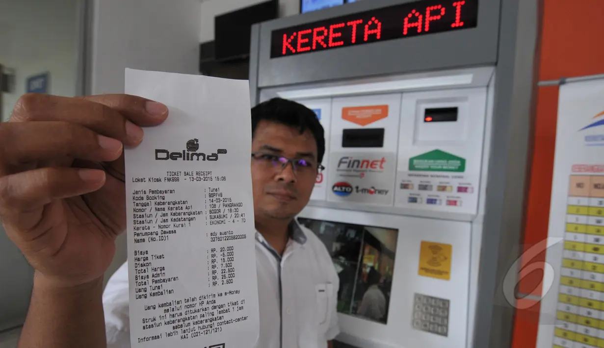 Petugas memperlihatkan hasil cetak dari transaksi Penampakan kios elektronik  di stasiun Senen, Jakarta, Jumat (13/3/2015). Pihak PT.KAI mengklim fasilitas ini akan memudahkan penumpang (Liputan6.com/Johan Tallo)