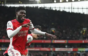 Gelandang Arsenal, Thomas Partey, mengucapkan dua kalimat syahadat dibimbing oleh pemuka agama Islan di London, Sheikh Muhammad Al-Azhari.(AFP/Glyn Kirk)