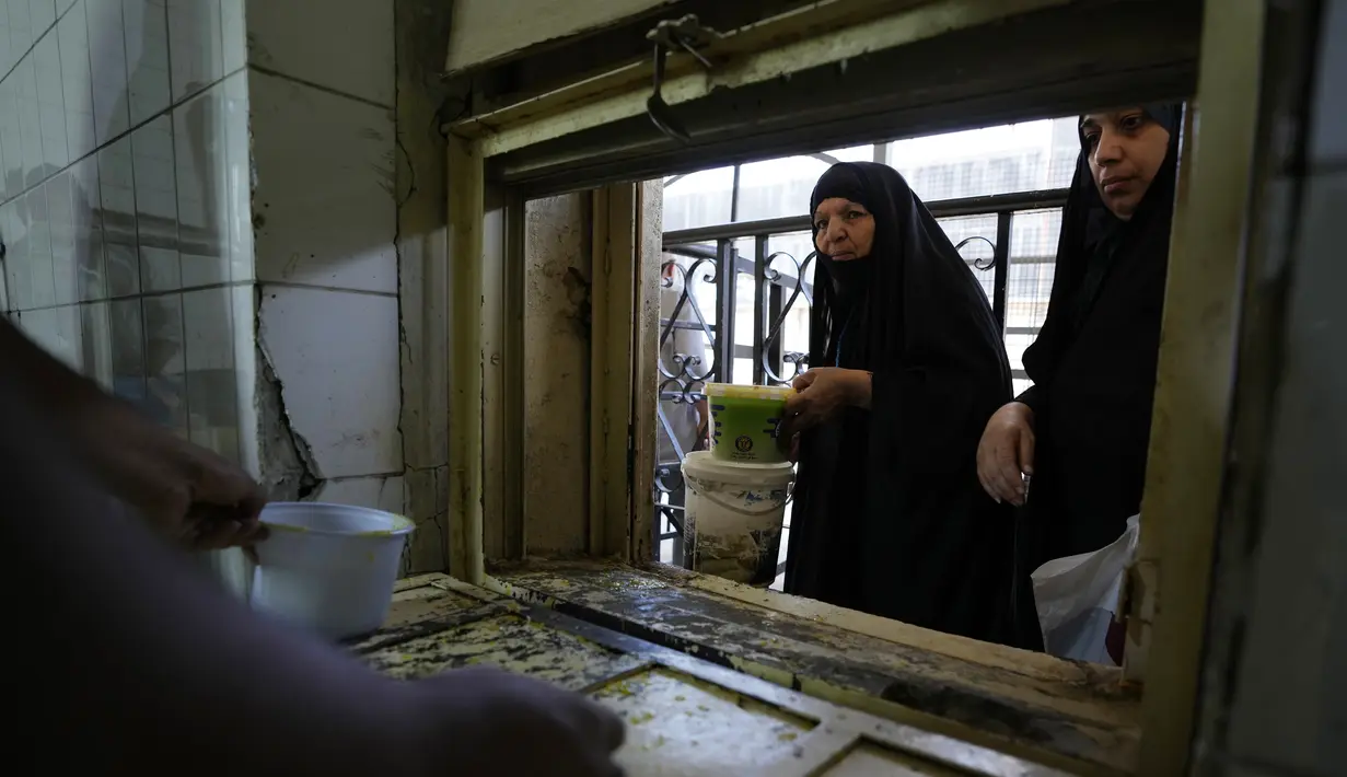<p>Warga yang datang didominasi oleh kaum hawa. (AP Photo/Hadi Mizban)</p>