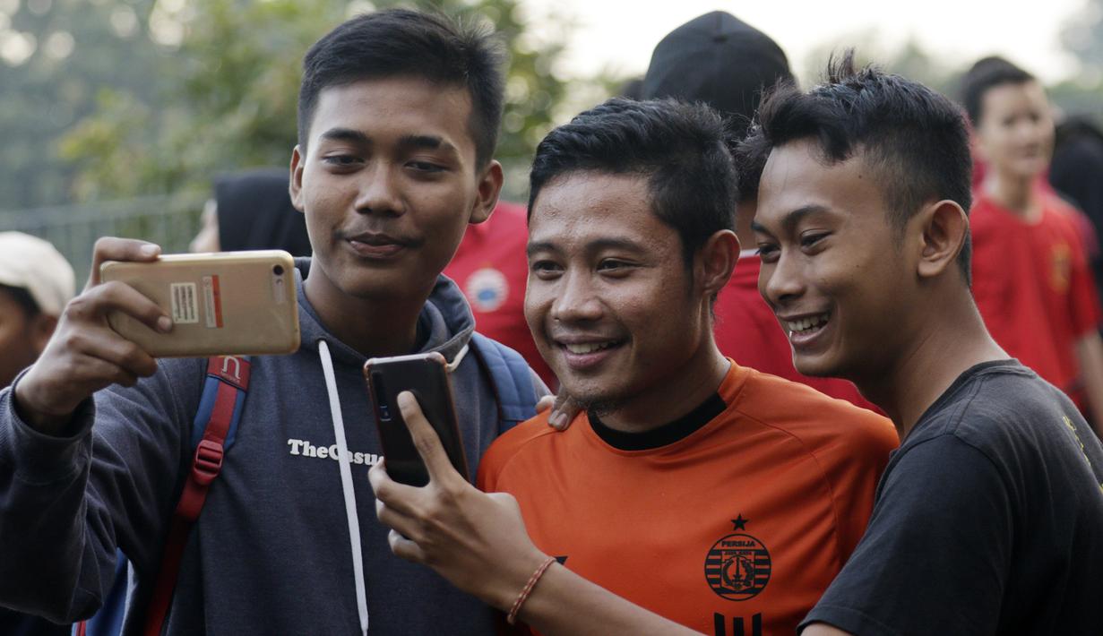 Pemain Persija Jakarta, Evan Dimas, saat melakukan latihan di Lapangan Sutasoma, Jakarta, Rabu(28/1/2020). Gelandang Timnas Indonesia ini menjalani latihan terpisah karena masih pemulihan cedera. (Bola.com/M Iqbal Ichsan)