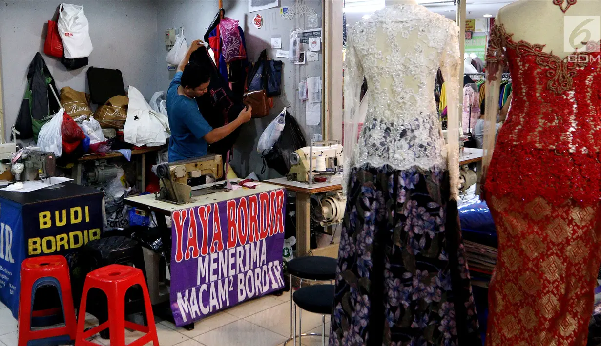 Suasana saat penjahit melakukan aktivitasnya di Pasar Mayestik, Jakarta Selatan, Senin (11/6). Para penjahit mengaku kebanjiran order sejak pertengahan Ramadan hingga jelang Lebaran. (Liputan6.com/JohanTallo)