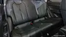 Kursi kabin belakangnya pun sudah dibalut material kulit yang terlihat elegan dan tahan lama. Tapi ia belum dilengkapi dengan arm rest. (Source: paultan.org)