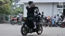 Freestyler motor berkendara dengan membalik badan saat meramaikan waktu menjelang berbuka puasa atau ngabuburit di Banjir Kanal Timur (BKT), Jakarta, Minggu (12/5/2019). Acara ini digelar oleh komunitas freestyle motor gabungan Jakarta-Bekasi. (merdeka.com/Iqbal Nugroho)