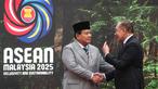 Presiden Republik Indonesia, Prabowo Subianto (kiri) disambut Perdana Menteri Malaysia Anwar Ibrahim saat tiba untuk menghadiri Konferensi Tingkat Tinggi (KTT) ke-47 negara-negara Asia Tenggara (ASEAN) di Kuala Lumpur pada 26 Oktober 2025. (Rafiq Maqbool/POOL/AFP)