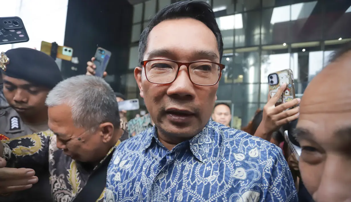 Ia mengatakan pemeriksaan ini merupakan momen yang ditunggu-tunggu olehnya. Tampak dalam foto, mantan Gubernur Jawa Barat Ridwan Kamil saat meninggalkan Gedung Merah Putih Komisi Pemberantasan Korupsi (KPK), Jakarta, Selasa (2/12/2025). (merdeka.com/Arie Basuki)