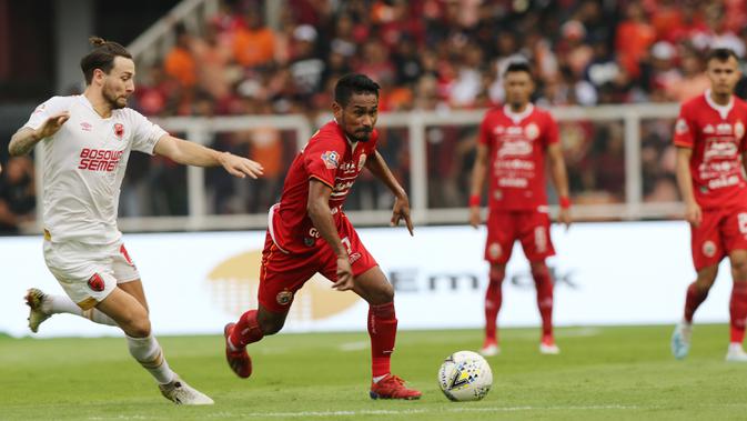 Gelandang Persija Jakarta, Ramdani Lestaluhu, berebut bola dengan gelandang PSM Makassar, Marc Klok, pada laga Liga 1 2019 di SUGBK, Jakarta, Rabu (28/8). Kedua tim bermain imbang 0-0. (Bola.com/M Iqbal Ichsan)