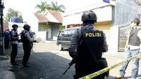 Densus 88 Menggeledah Rumah Terduga Teroris di kota Tasikmalaya (Liputan6.com/Jayadi Supriadin)
