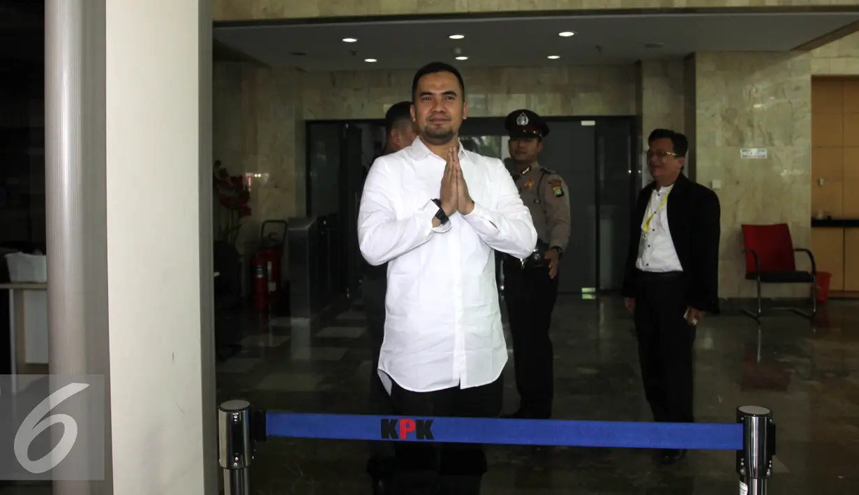 Pedangdut Saipul Jamil memberi salam kepada awak media saat tiba di KPK, Jakarta, Kamis (21/7). Saipul Jamil diperiksa sebagai saksi kasus dugaan suap kepada panitera PN Jakarta Utara terkait putusan perkaranya. (Liputan6.com/Helmi Afandi)