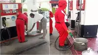 Potret kocak petugas SPBU saat isikan bensin ke kendaraan pelanggan. (Sumber: Facebook/carapedia)