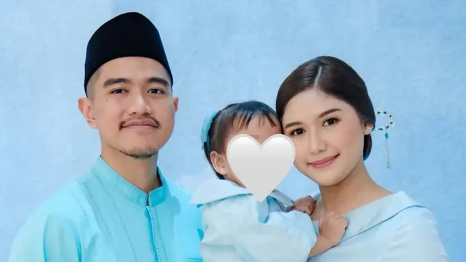 Erina Gudono saat Lebaran Kompak dengan Putrinya pakai busana baby blue. [@erinagudono]