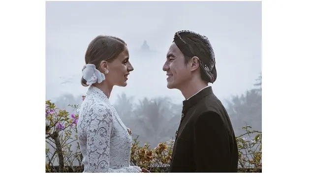 7 Momen Daniel Mananta dan Istri Kembali Ucap Janji Nikah di Borobudur, Mesra Abis