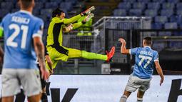 Pertandingan di Stadio Olimpico kali ini berlangsung cukup sengit. Lazio bermain lebih baik dari tim tamu yang tampak kesulitan menemukan ritme terbaiknya. (AFP/Andreas Solaro)