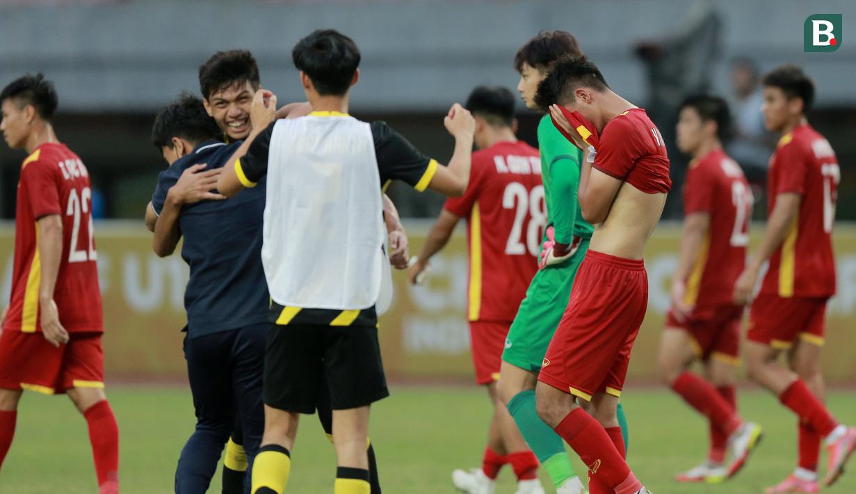 <p>Pemain Timnas Vietnam U-19 tertunduk lesu usai ditaklukkan Timnas Malaysia U-19 pada laga semifinal Piala AFF U-19 2022 di Stadion Patriot Candrabhaga, Bekasi, Rabu (13/7/2022). (Bola.com/M Iqbal Ichsan)</p>