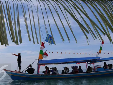 Nelayan bersiap berkeliling laut saat festival gunung krakatau 2016 di Lampung, Sabtu (27/8). Festival Krakatau 2016 mengusung tema Lampung The Treasure of Sumatra (Liputan6.com/Angga Yuniar)