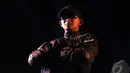 Seorang prajurit TNI bergaya di atas panggung saat wartawan mengambil gambarnya, Jakarta Timur, Minggu (12/10/2014) (Liputan6.com/Miftahul Hayat)