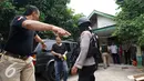 Rumah orangtua SA, pelaku penusukan tiga anggota polisi, di Kelurahan Sepatan, Tangerang, digeledah polisi Kamis (20/10). Polisi mengambil sejumlah barang terkait penyerangan di Pospol Cikokol yang melukai tiga anggota polisi. (Liputan6.com/Stringer)