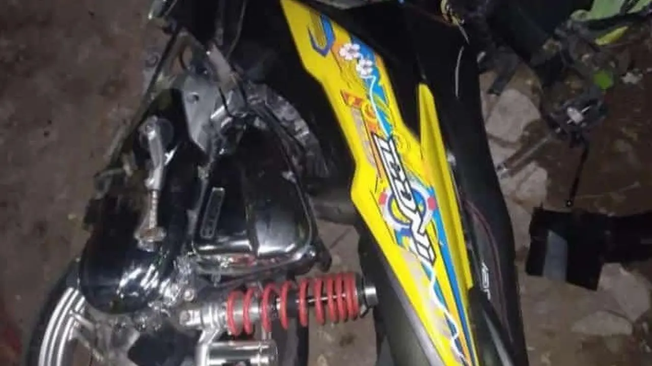Speda Motor Muhammad Robit Alaikal (27) rusak parah akibat kecelakaan di Jalan Raya Desa Kajaharjo Banyuwangi (Istimewa)