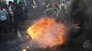 Ribuan mahasiswa dari berbagai kampus melakukan aksi peringatan Hari Kebangkitan Nasional di depan Istana Presiden, Jakarta, Rabu (20/5/2015). Dalam aksinya mereka membakar ban bekas dan menuntut agar Jokowi - JK segera turun. (Liputan6.com/Johan Tallo)