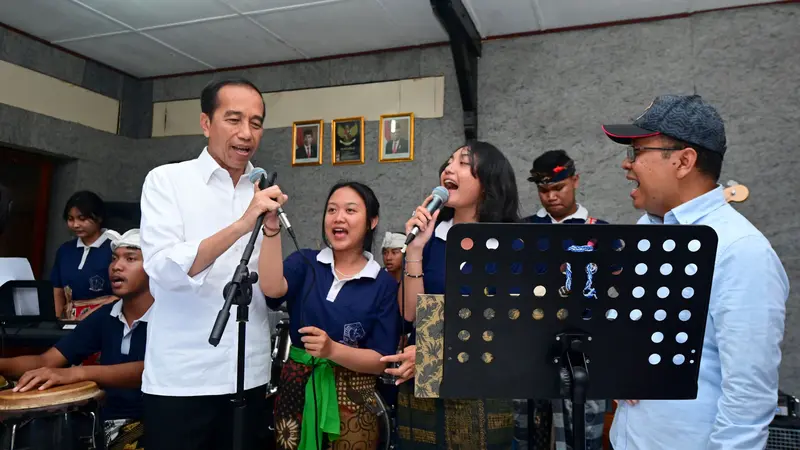 Momen Jokowi Ikut Nyanyi Lagu Slank 'Ku Tak Bisa' di Depan Siswa SMKN 3 Sukawati