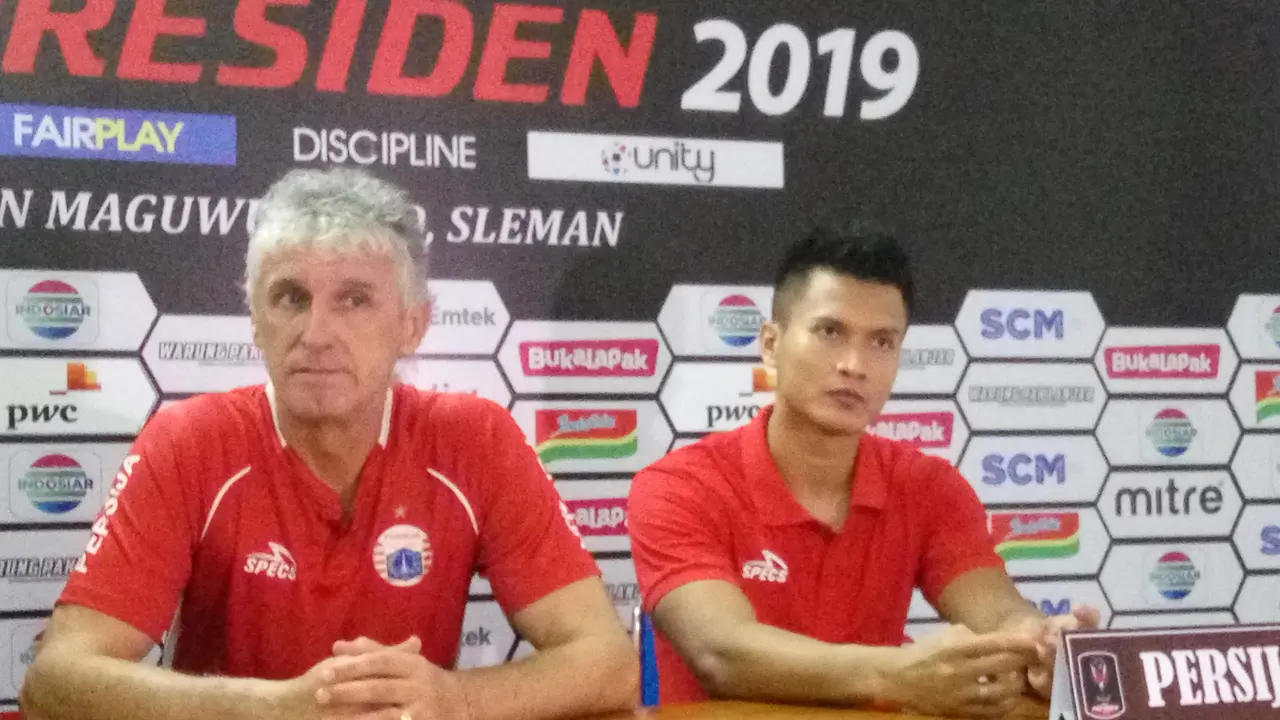 Pelatih Persija, Ivan Kolev (kiri) dan kiper Sahar Ginanjar dalam jumpa pers usia laga lawan PSS Sleman, Jumat (15/3). (Liputan6.com/Switzy Sabandar)