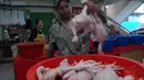 Tingginya harga ayam potong di pasar tradisional disebabkan karena permintaan konsumen yang meningkat, Jakarta, Kamis (24/7/2014) (Liputan6.com/ Miftahul Hayat)