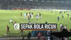 Laga Persela Lamongan versus Borneo FC berakhir ricuh. Suporter jebol pagar pembatas, mengincar wasit Wawan Rapiko yang memimpin laga di Stadion Surajaya, Lamongan, Senin (27/7/2019) malam.