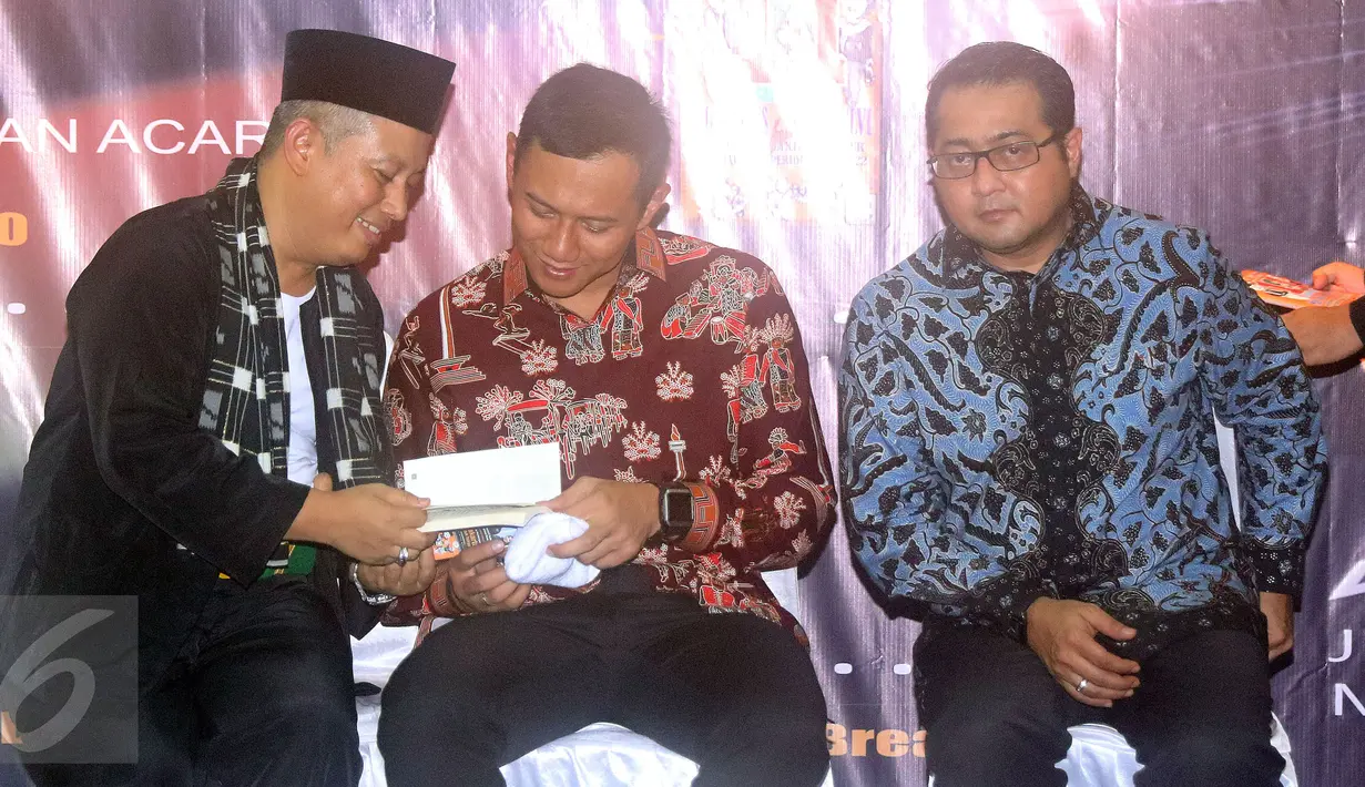 Cagub DKI Jakarta, Agus Harimurti Yudhoyono (tengah) melihat buku 101 alasan memilih Mas Agus dan Mpok Sylvi saat peluncuran di Jakarta, Senin (16/1). AHY juga melakukan dialog kebangsaan bersama pendukungnya. (Liputan6.com/Helmi Fithriansyah)